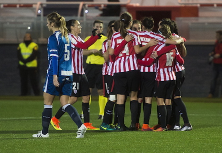 Las rojiblancas celebran uno de sus tantos ante el Oiartzun. (Luis JAUREGIALTZO / ARGAZKI PRESS)