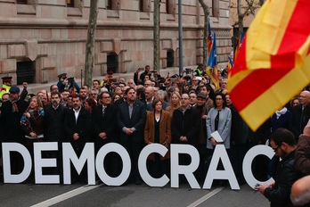 Miembros del Govern y diputados soberanistas se han concentrado con Forcadell en el exterior del Parlament. ( Pau BARRENA/AFP) 