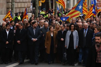 Carme Forcadell, en el centro de la imagen, ha recibido un amplio apoyo a su llegada al TSJC. (Pau BARRENA/AFP)