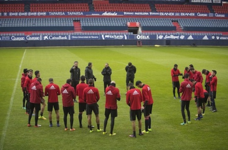 Osasuna ha iniciado el cambio del césped de El Sadar. (OSASUNA)