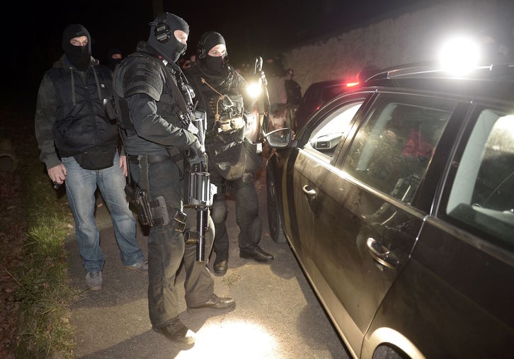 Agentes del operativo desplegado en Luhuso. Gaizka IROZ/AFP