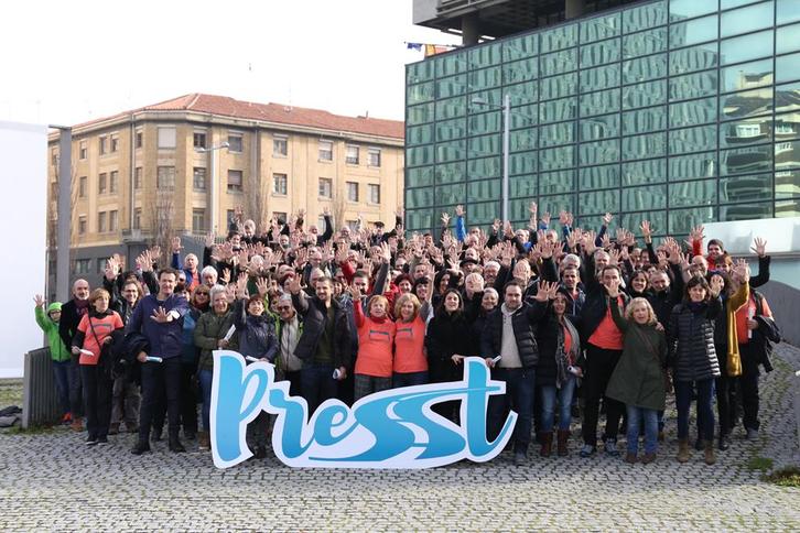 Gure Esku Dago dinamikako kideak, ekitaldiaren osteko argazkian. (NAIZ.EUS)