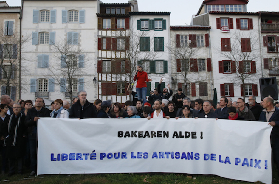 Euskal Herriko bakearen alde elkartuak Baionan. ©Bob EDME