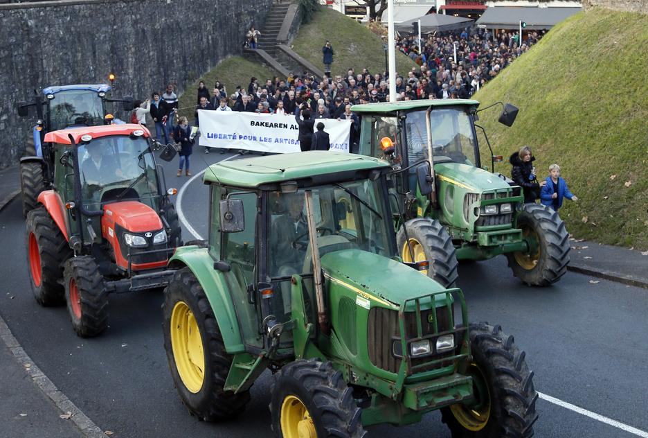Luhusuko gertakariek laborantza mundua hunkitu dutela adierazteko traktoreek ideki dute manifestaldia. © Bob EDME Luhusuko gertakariek laborantza mundua hunkitu dutela adierazteko traktoreek ideki dute manifestaldia. © Bob EDME