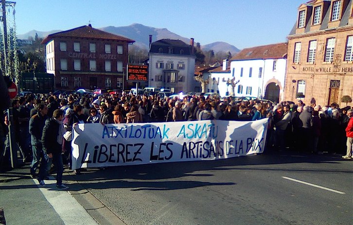 Concentración celebrada en Donibane Garazi en apoyo a los detenidos en Luhuso. (@kazetaeus)