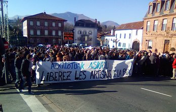 Concentración celebrada en Donibane Garazi en apoyo a los detenidos en Luhuso. (@kazetaeus)