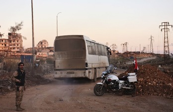 Un autobús, en la zona de Al-Ramusa, en Alepo. (George OURFALIAN/AFP)
