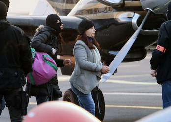 La periodista Beatrice Molle, antes de subir al avión. (Isabelle MIQUELESTORENA)
