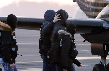 Txetx Etcheverry Biarrizko aireportuan, hegazkinera igo behar zuten unean. (Bob EDME)