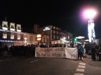 Luhuson atxilotutakoak askatzeko eskatuz, elkarretaratzea egin dute Luhuson. (@LibreBN)