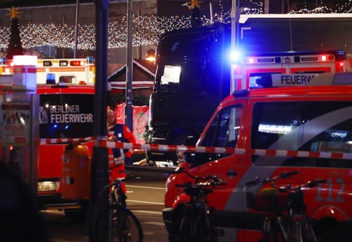 Servicios de emergencia desplegados en el lugar de los hechos. (Odd ANDERSEN/AFP)