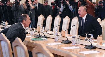 Sergei Lavrov y Mevlut Cavusoglu, ministros de Exteriores de Rusia y Turquía, se han reunido este martes en Moscú. (Natalia KOLESNIKOVA / AFP)