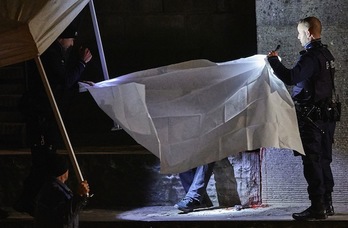La Policía de Zurich cubre el cadáver del presunto autor de los disparos contra un centro islámico. (Michael BUHOLZER/AFP)