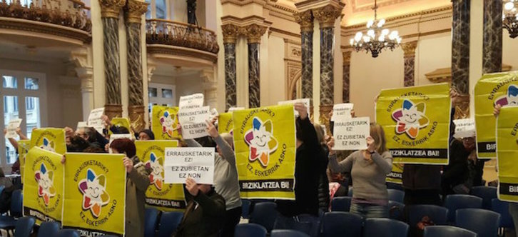 Varias decenas de personas han mostrado su oposición a la incineradora. (@Irabazidonostia)