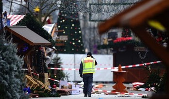 Un policía, en el mercadillo navideño en el que sucedió el ataque. (Tobias SCHWARZ/AFP)
