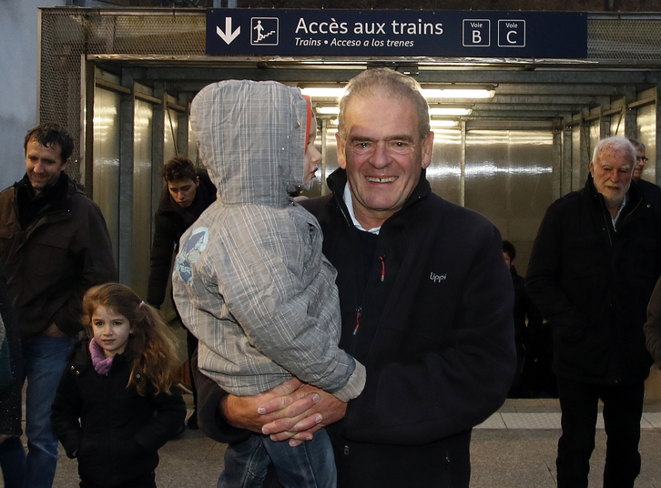 Michel Bergouignan, aske geratu ondoren Baionako geltokira iritsi zenean. (Bob EDME)