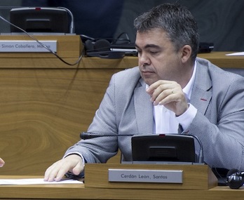 El parlamentario del PSN Santos Cerdán calificó a los tres mandos de Policía Foral de «comisarios políticos». (Iñigo URIZ/ARGAZKI PRESS)