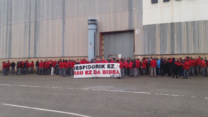 Concentración de la plantilla en la factoría de Arrasate. (ELA sindikatua)