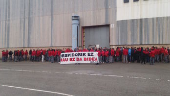 Concentración de la plantilla en la factoría de Arrasate. (ELA sindikatua)