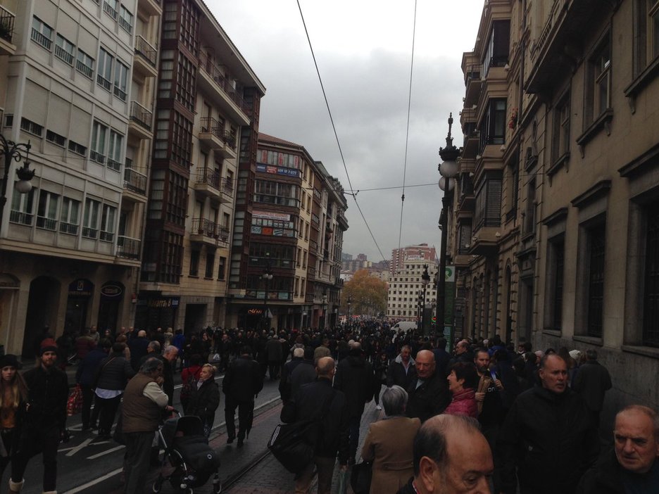 Navarra kalea jendez gainezka. Navarra kalea jendez gainezka.