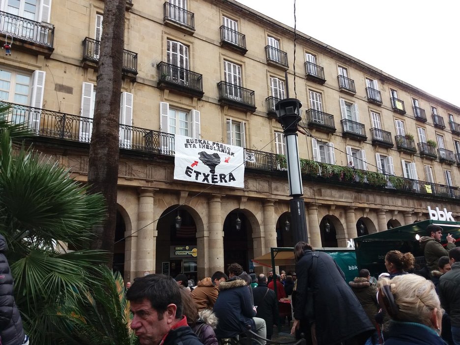 Presoen etxeratzearen aldeko banderola plaza Barrian. (@goikodeustu) Presoen etxeratzearen aldeko banderola plaza Barrian. (@goikodeustu)