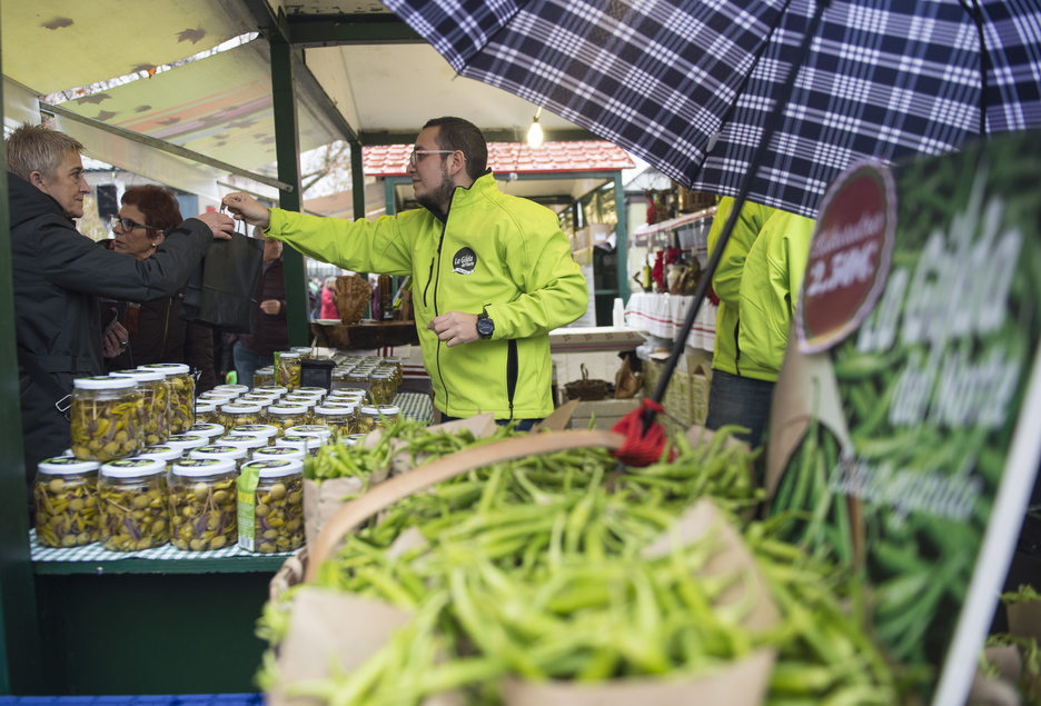 San Tomas azokako postuak. (Monika DEL VALLE / ARGAZKI PRESS) San Tomas azokako postuak. (Monika DEL VALLE / ARGAZKI PRESS)
