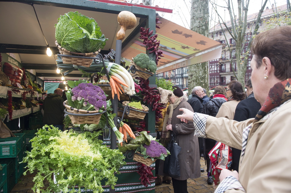 San Tomas azokako postuak. (Monika DEL VALLE / ARGAZKI PRESS) San Tomas azokako postuak. (Monika DEL VALLE / ARGAZKI PRESS)