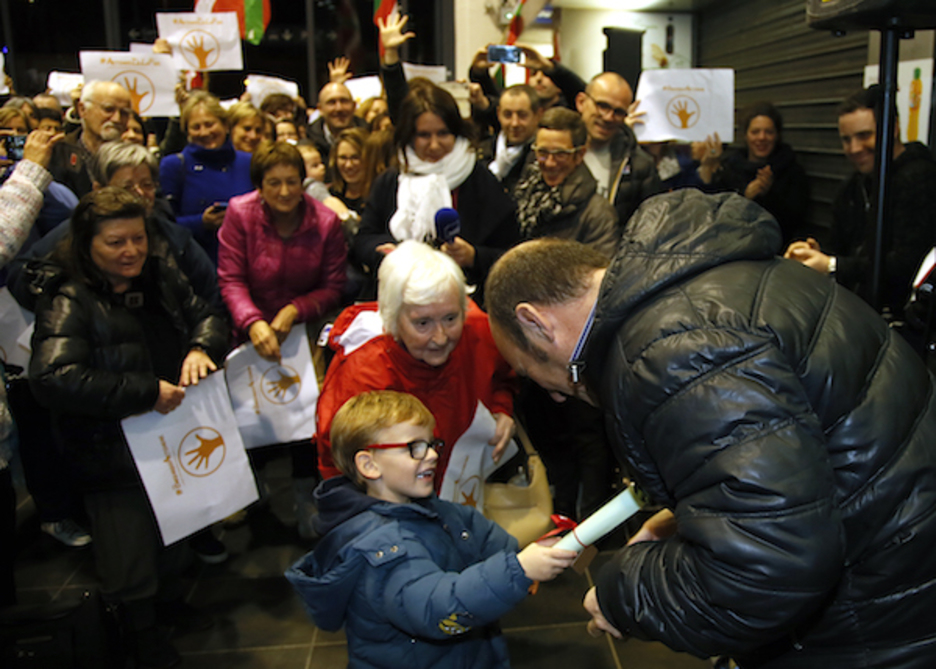 Txetx Etcheverriren ongietorria Baionako tren geltokian. ©Bob EDME