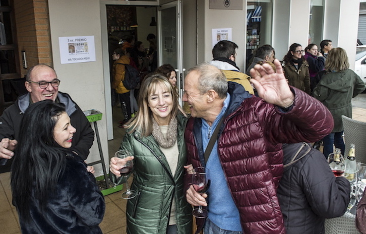 Alegría en el bar Lupin, de San Adrián, uno de los establecimientos que ha vendido el tercer premio. (Jagoba MANTEROLA / ARGAZKI PRESS)