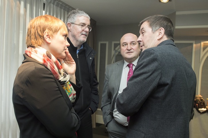 Ainhoa Etxaide, Adolfo Muñoz, Arnaldo Otegi y Andoni Ortuzar charlan antes de la comparecencia. (Monika DEL VALLE/ARGAZKI PRESS)