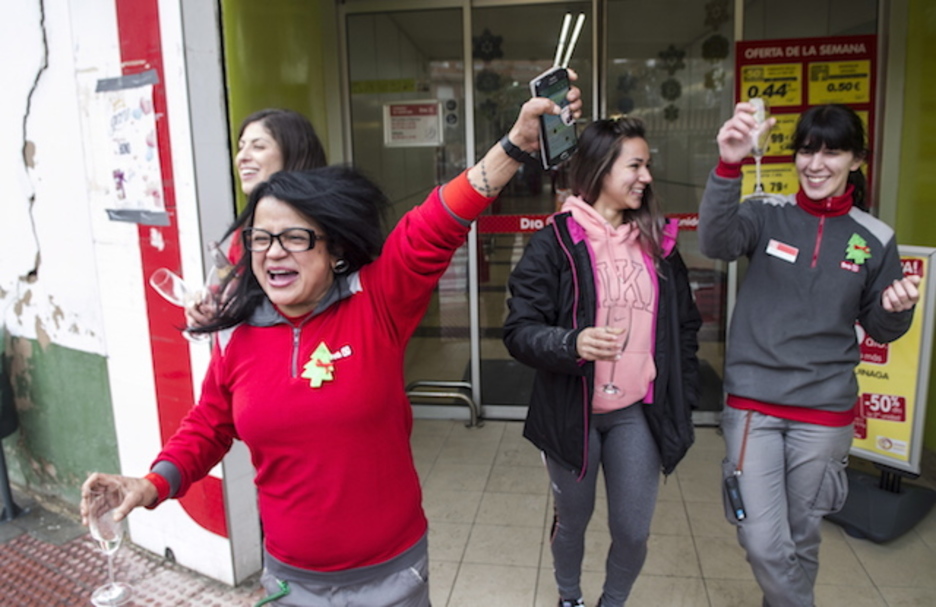 Cajeras de un supermercado de San Adrián, exultantes de alegría. (Jagoba MANTEROLA / ARGAZKI PRESS)