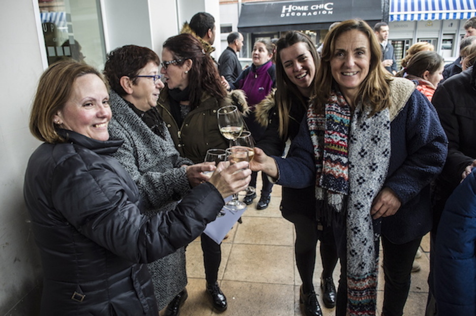 Fiesta en el bar Lupin de San Adrián, donde se ha vendido una parte del tercer premio. (Jagoba MANTEROLA / ARGAZKI PRESS)