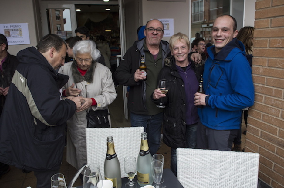 Fiesta en el bar Lupin de San Adrián, donde se ha vendido una parte del tercer premio. (Jagoba MANTEROLA / ARGAZKI PRESS)