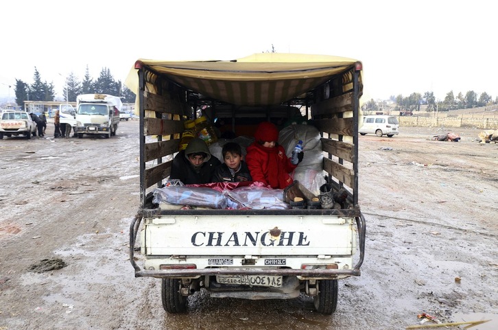 Según la ONU más de 35.000 personas han abandonado el este de Alepo. (Baraa AL-HALABI / AFP)