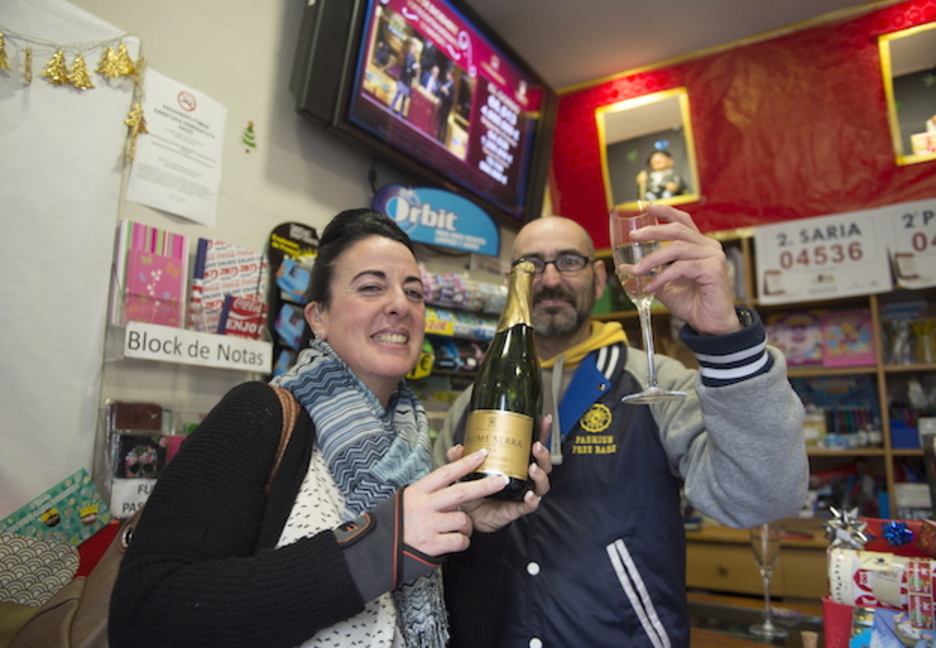 El segundo premio ha dejado un hermoso pellizco en Sestao. (Monika DEL VALLE / ARGAZKI PRESS)