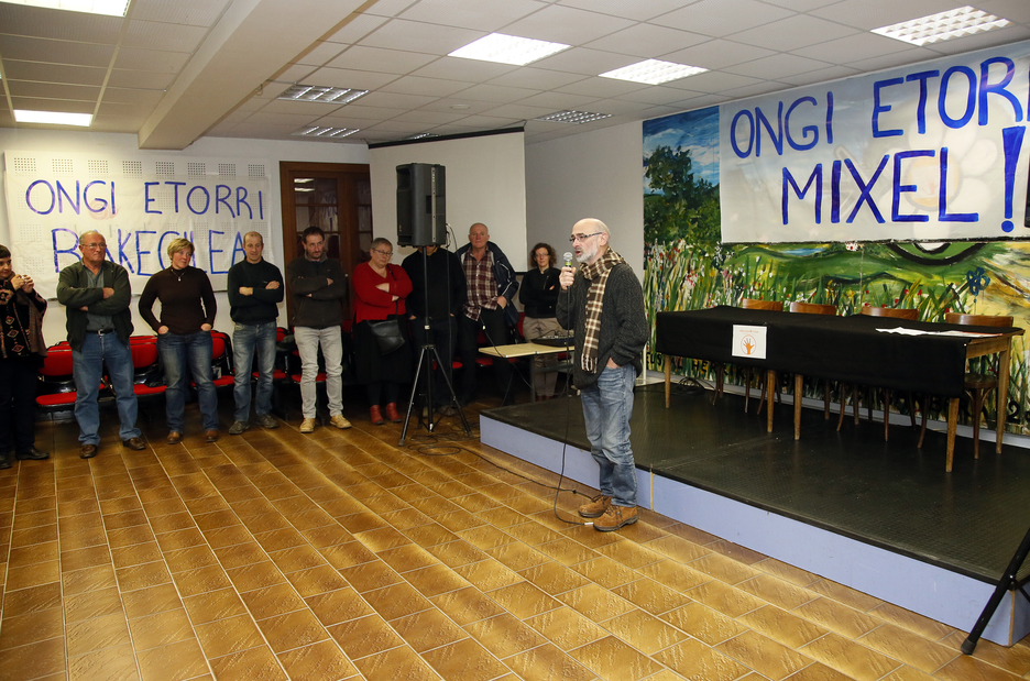 Mixel Berhokoirigoini ongietorria egin diote Euskal Herriko Laborantza Ganbaran. ©Bob EDME