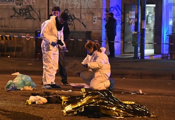 Anis Amri tunisiarraren gorpua lurrean estalita, Poliziak tiroz hil ondoren. (Daniele BENNATI/AFP) 