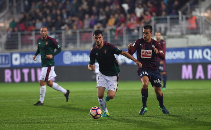 Eibar y Osasuna ya se han visto las caras este curso. Fue en Ipurua, 2-3 para los rojillos. (Jon URBE / ARGAZKI PRESS)