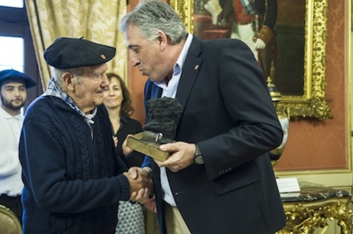 Ulibarrena recibe el premio Txondorra de manos del alcalde Asiron. (Jagoba MANTEROLA/ARGAZKI PRESS)