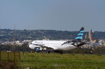 El avión secuestrado, en el aeropuerto de La Valeta. (Matthew MIRABELLI / AFP) 