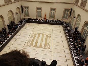 Arranca en el Parlament la cumbre transversal sobre el referéndum. (Omnium)