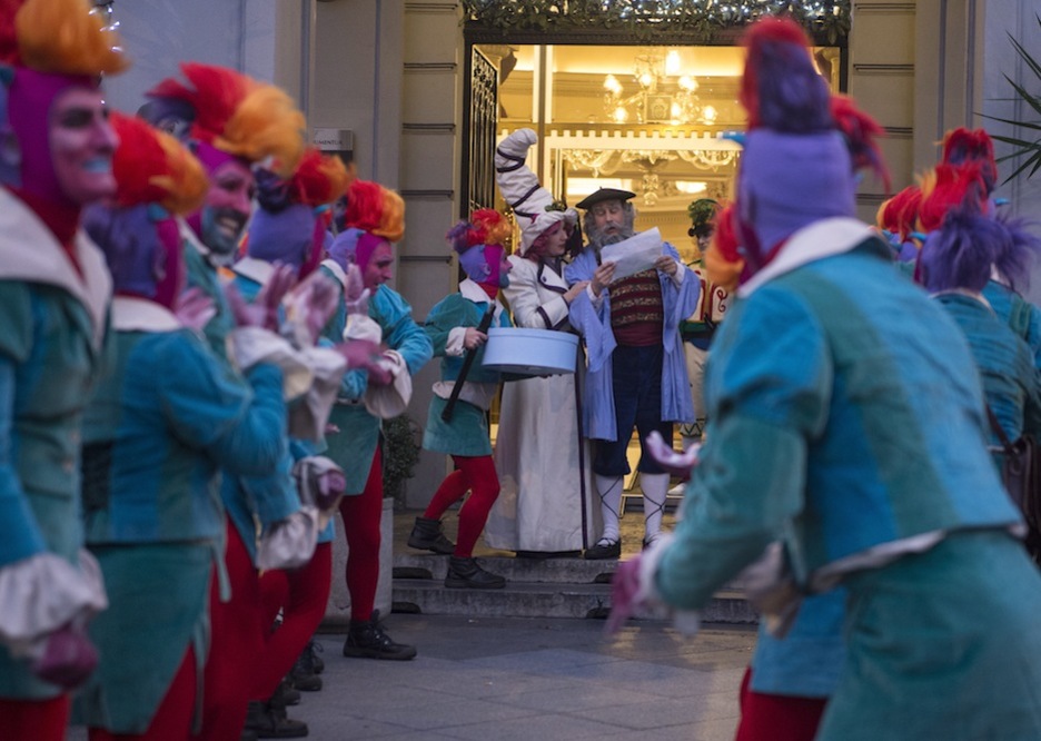 Mari Domingi eta Olentzero atera atera dira eta arretaz gutuna irakurtzen ari dira, Beraein aurrean, galtzagorriak.  (Monika DEL VALLE | ARGAZKI PRESS) 