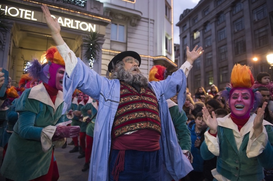 Galtzagorrien erdirtik dator Olentzero eta Eliptika Plazan bere zain zeuden txikiak eta nagusiak agurtu ditu.  (Monika DEL VALLE | ARGAZKI PRESS) 