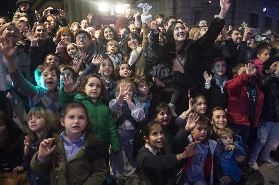 Txikiak eta nagusiak, denak Olentzeroren eta Mari Domingiren magiapean. (Monika DEL VALLE | ARGAZKI PRESS)