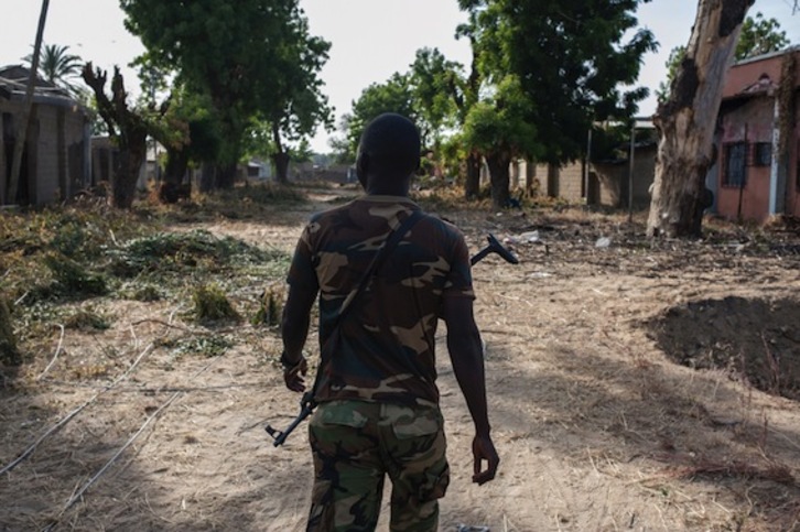 Un soldado nigeriano camina por las calles de la ciudad de Bama. (Stefan HEUNIS/AFP)