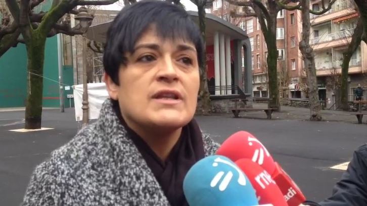 Marian Beitialarrangoitia hace declaraciones a los medios. (NAIZ.EUS)