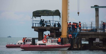 Miembros de los equipos de rescate, en el puerto de Sochi. (Yekaterina SHTUKINA/AFP)