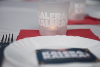 La iniciativa Kalera Kalera montó ayer en Usurbil la «mesa de las ausencias» para recordar a los encarcelados. (Juan Carlos RUIZ/ARGAZKI PRESS)