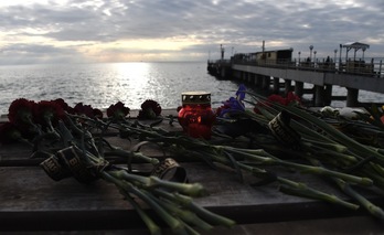 Flores en Sochi en memoria de las víctimas mortales del accidente. (Vasily MAXIMOV/AFP)