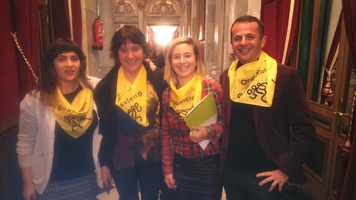 EH Bilduko zinegotziak ongi etorri errefuxiatuak dioten zapiekin agertu dira Udalbatzarrera. (@ehbildubilbo)